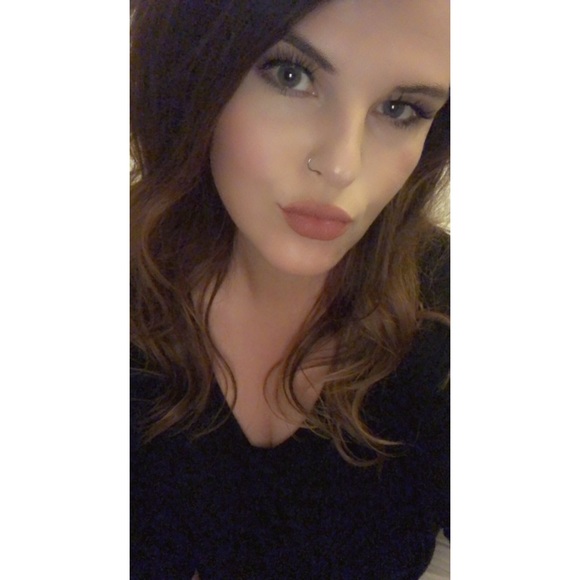 Meet your Posher, Laura - Picture 2 of 3